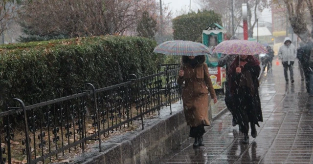 Afyonkarahisar’da mevsimin ilk karı yağmaya başladı