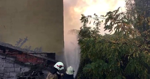 Alev alev yanan evi söndürmek için mahalleli seferber oldu