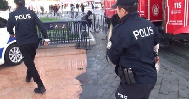 Alkollü genç kadın Taksim&#039;i birbirine kattı