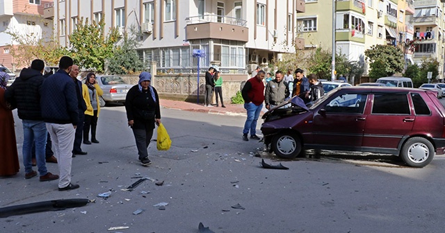 Antalya’da iki otomobil çarpıştı