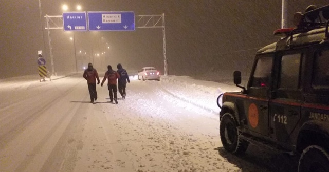 Araçlarında mahsur kalan 45 kişi kurtarıldı