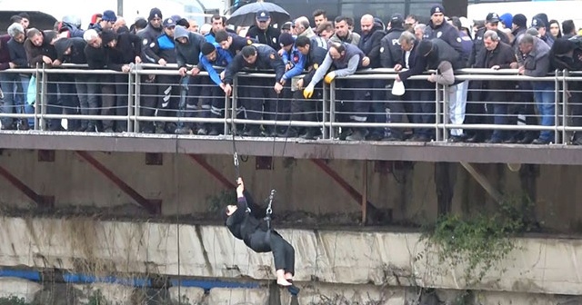 Asi Nehri&#039;ne düşen kadını itfaiyeciler kurtardı