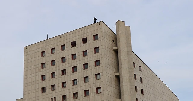 Askerde kalmak için 50 metre yükseklikteki binanın tepesine çıktı