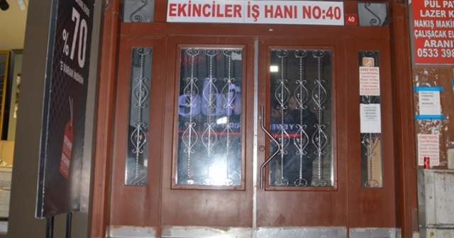 Bağcılar’da 5 hırsız, bir iş hanından para kasasını çalarak kayıplara karıştı