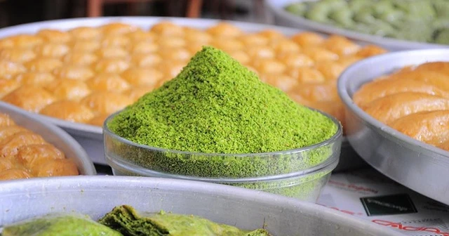 Baklava üreticileri 'fıstık stokçularından' rahatsız