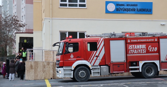 Beylikdüzü'nde ilkokulun çatısı okul bahçesine uçtu!