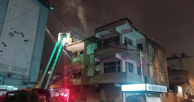 Binanın çatısı yandı, o elbiselerini kurtarma derdine düştü