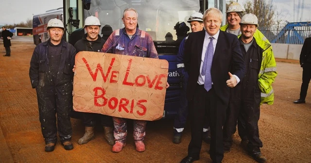 Boris Johson partisini tek başına iktidara taşıdı