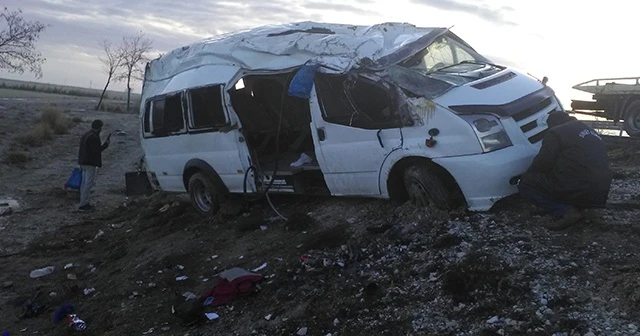 Buzlu yolda araçlar şarampole yuvarlandı