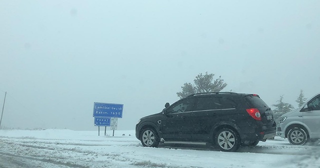 Çamlıbel Geçidi&#039;nde sürücülere kar engeli