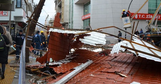 Çanakkale&#039;de fırtına apartmanın çatısını uçurdu