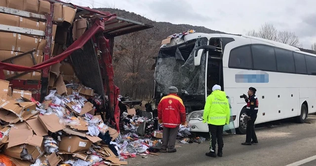 Çankırı'da yolcu otobüsü ile TIR çarpıştı: 1 ölü, 21 yaralı