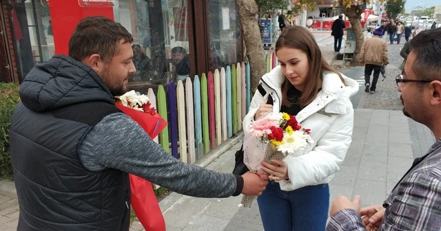 Cezadan kurtulmak için sokakta bedava çiçek dağıttı