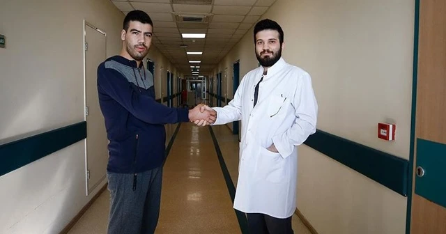 Çift kol nakledilen Yusuf ilk kez doktoruyla tokalaştı