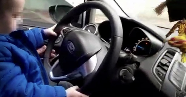 Çocuğa otomobil kullandıran sorumsuz sürücü kamerada