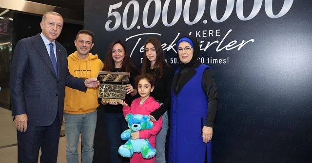 Cumhurbaşkanı Erdoğan 50 milyonuncu yolcuya plaket verdi