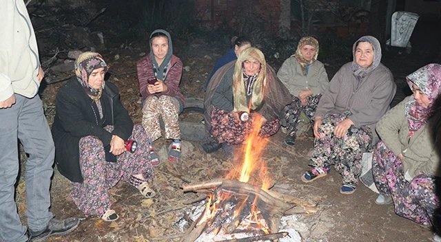 Depremden sonra vatandaşlar geceyi sokaklarda geçirdi