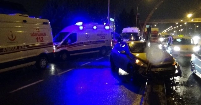 Diyarbakır'da otomobil refüje çarptı: 5 yaralı