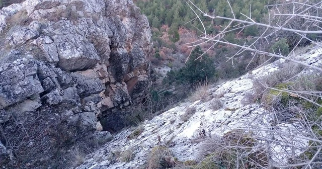 Doğa yürüyüşünde iki kayanın arasına sıkıştı