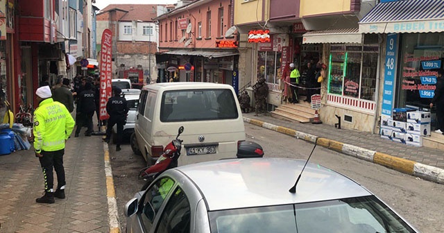 Benzin bidonu ve tüfekle berber dükkanını basan şahıs 3 saat sonra ikna edildi