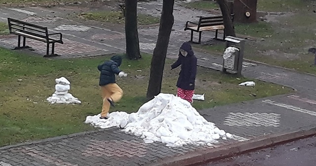 Emekli bir vatandaş, çocuklar oynasın diye dağdan kar getirdi