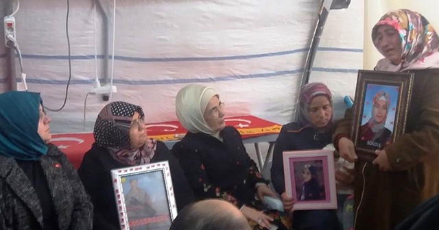 Emine Erdoğan&#039;dan, HDP önündeki ailelere ziyaret