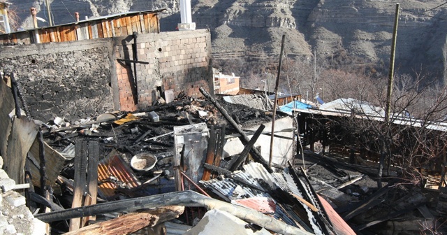 Erzurum'daki köy yangınında 10 ev, 2 ahır kullanılamaz hale geldi