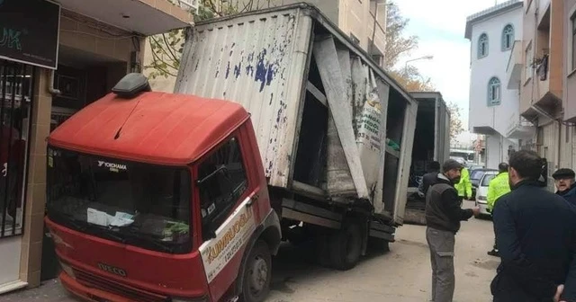 Evin balkonuna kamyon takıldı