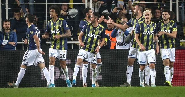 Fenerbahçe evinde Beşiktaş&#039;ı 3 golle geçti