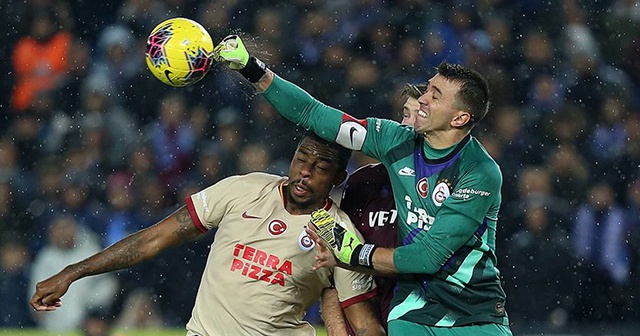 Fernando Muslera Galatasaray&#039;ı sırtlıyor