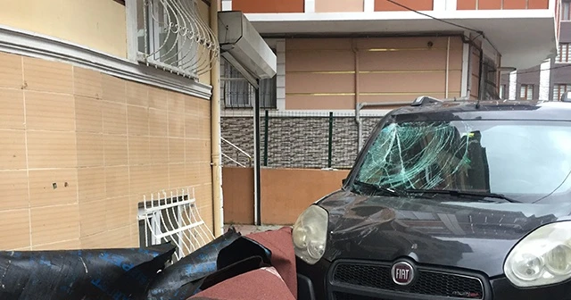 Fırtınada çatı uçtu, hastane tabelası devrildi