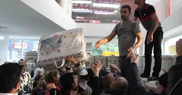 Fiyat 20 liraya düştü! Dükkana akın eden vatandaşlar birbirini ezdi