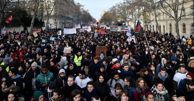 Fransa&#039;da Macron karşıtları sokağa döküldü