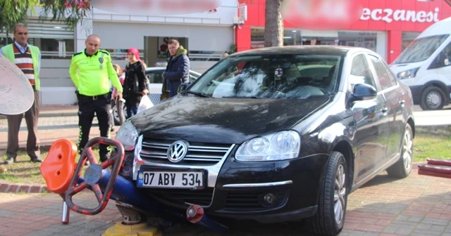 Fren yerine gaza basınca parktan içeri girdi, spor yapan kadına çarptı: 1 yaralı