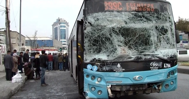 Gaziosmanpaşa’da halk otobüsü kaza yaptı: 4 yaralı