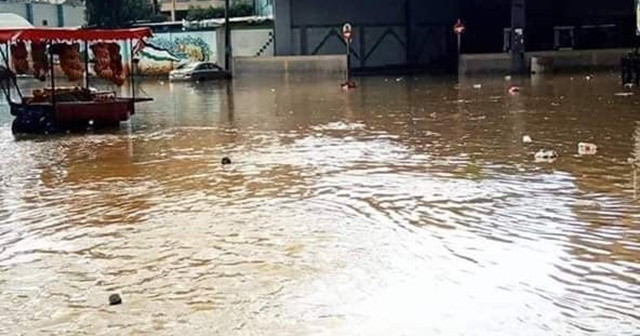 Gazze Şeridi'nde cadde ve sokaklar sular altında