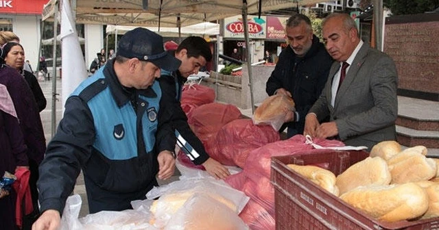 Gramajı düşük ekmekler vatandaşa ücretsiz dağıtıldı