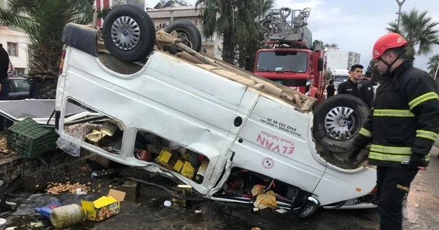 Hafif ticari araca çarpan kamyonet devrildi: 1 ölü, 2 yaralı