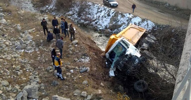 Hafriyat kamyonu köprüden düştü: 1 ölü