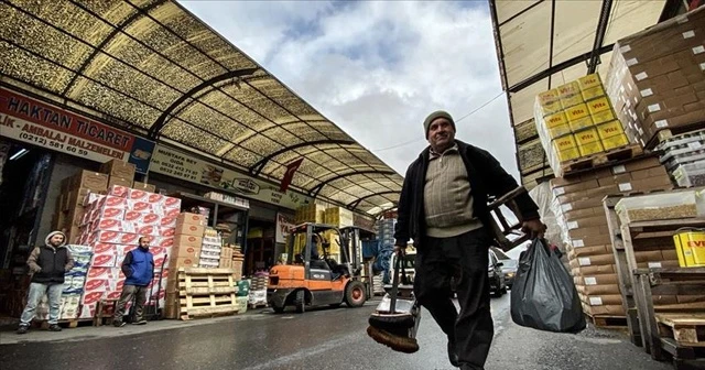 Halde ayakkabı boyayarak geçen yarım asır