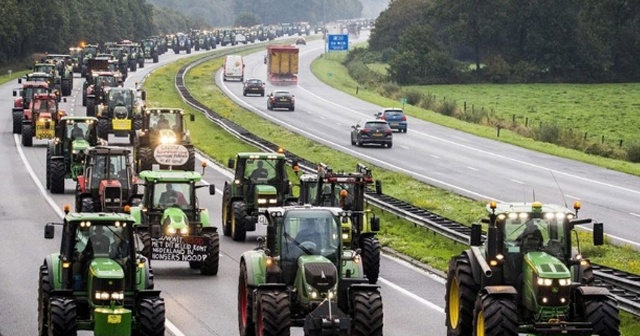 Hollanda&#039;da çiftçilerden hükümetin tarım politikasına protesto