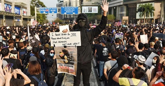 Hong Kong'da binlerce gösterici yine sokaklarda