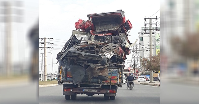 Hurda araç taşıyan kamyon trafikte tehlike saçtı