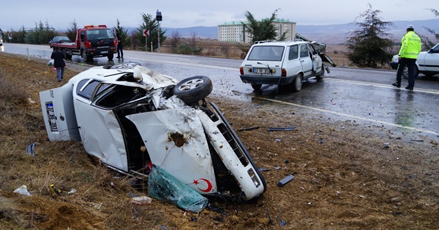 İki otomobil kafa kafaya çarpıştı: 1 ölü, 2 yaralı