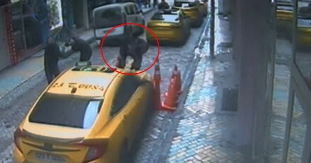 İkinci kattan taksinin üzerine düştü, o anlar kamerada