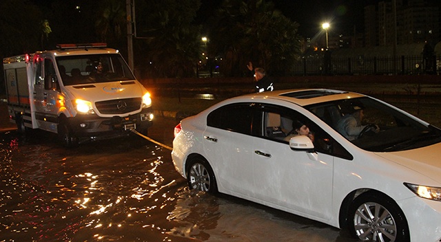 İskenderun&#039;da sağanak hayatı felç etti