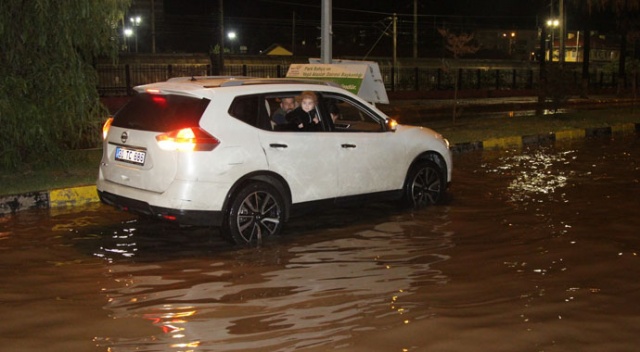 İskenderun&#039;da sağanak yağmur hayatı felç etti