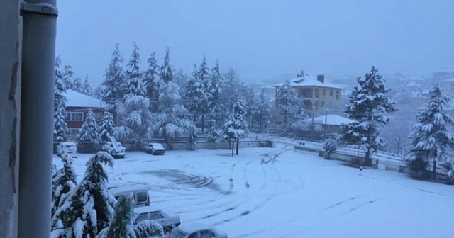 Isparta’da yoğun kar yağışı nedeniyle 2 ilçeyi bağlayan yol kapandı