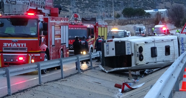 Isparta’da yolcu midibüsü devrildi: 15 yaralı