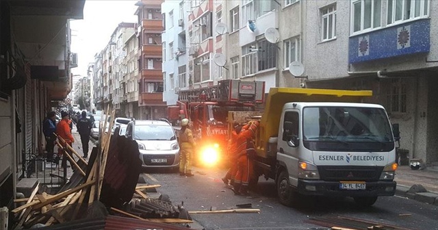 İstanbul&#039;da fırtına hasara yol açtı
